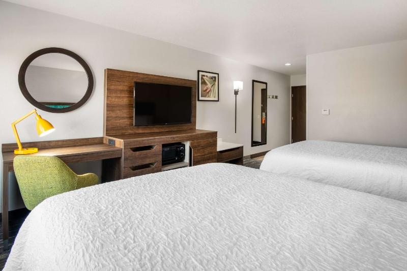 Room with Two Queen Beds - Non-Smoking image 3