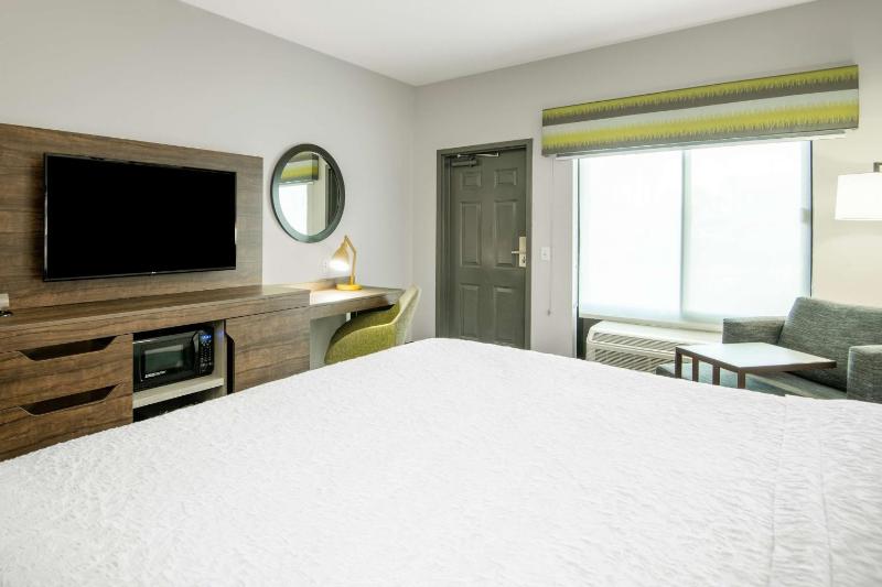 Queen Room with Two Queen Beds image 3