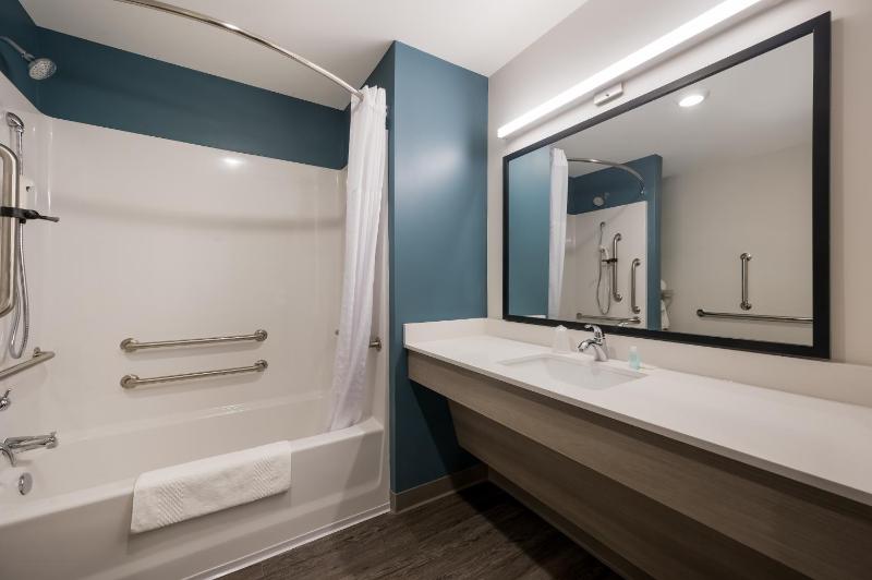 QUEEN SUITE TWO QUEEN BEDS ACCESSIBLE image 3