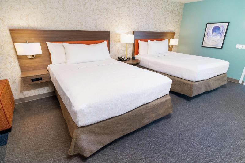 Queen Studio with Two Queen Beds - Non-Smoking image 3