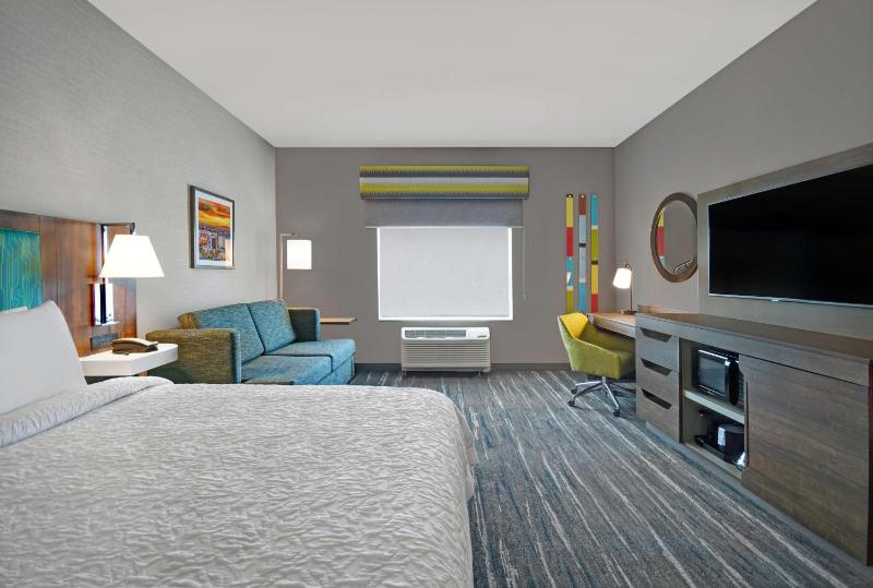 King Room with Sofa Bed - Non-Smoking image 3