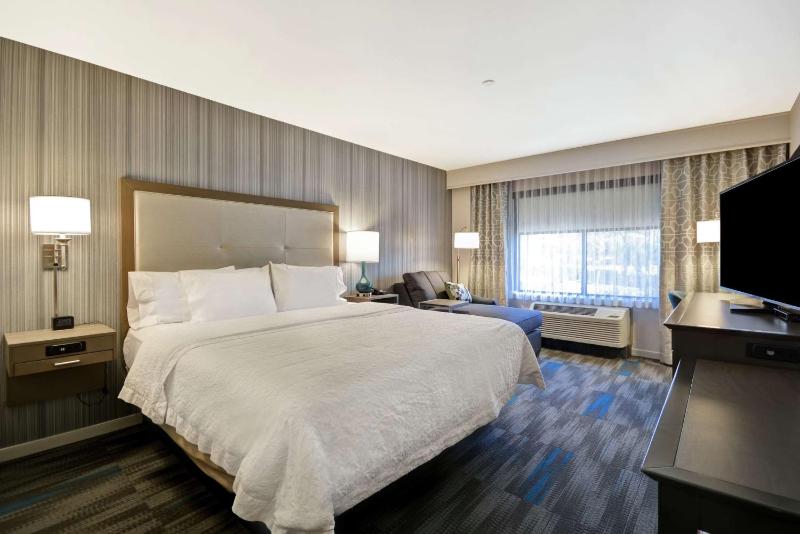 King Room with King Bed - Non-Smoking image 3