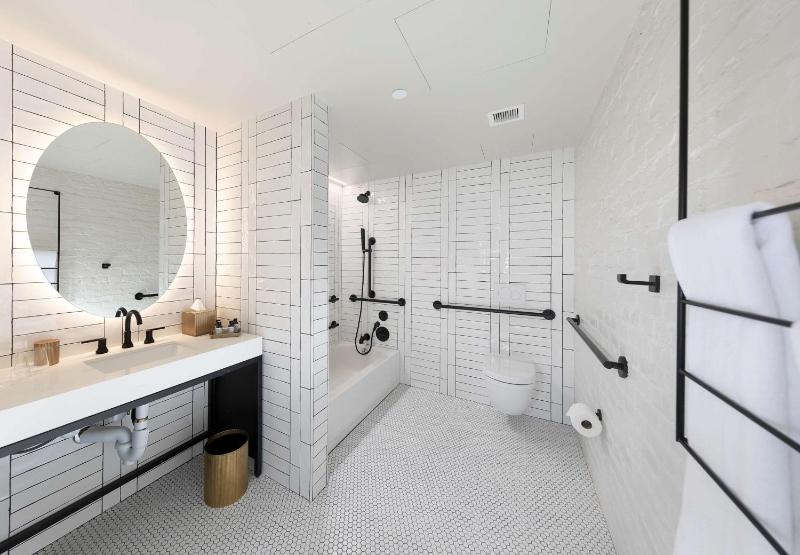 Deluxe King Room with Tub - Mobility Accessible image 2