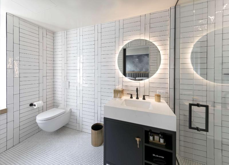 Urban King Room with City View image 3