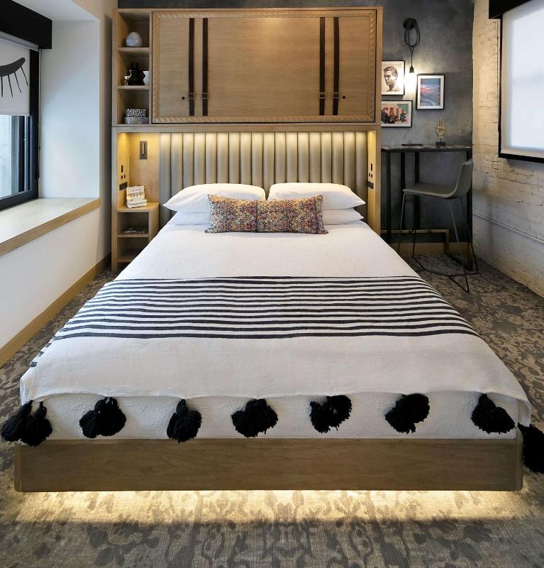 Urban King Room with Skyline City View image 3