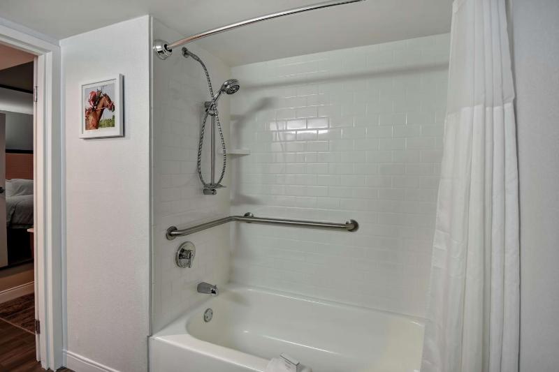 Queen Room with Mobility Access/Non-Smoking image 2