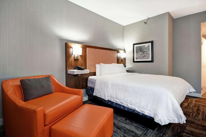 Queen Room with Mobility Access/Non-Smoking image 4