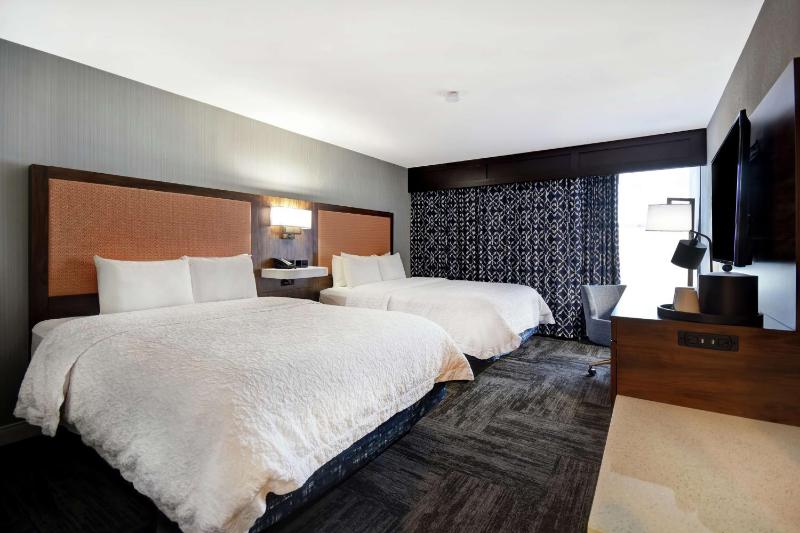 Queen Room with Two Queen Beds - Non-Smoking image 4