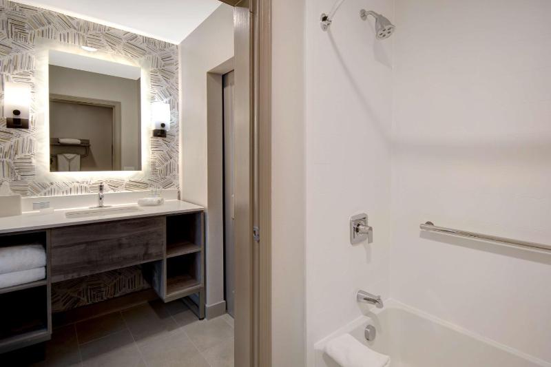 One-Bedroom King Suite - Non-Smoking image 2