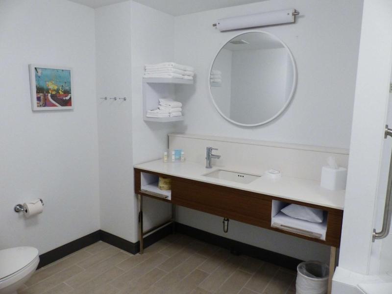 King Room with Whirlpool - Non-Smoking image 3