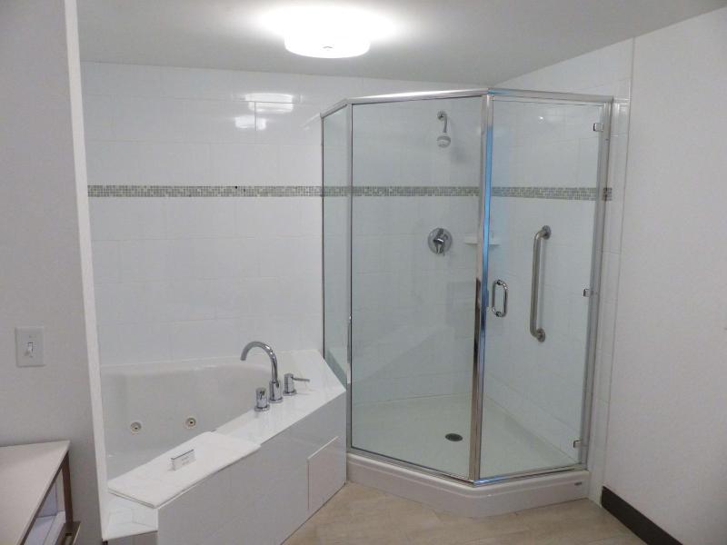 King Room with Whirlpool - Non-Smoking image 2