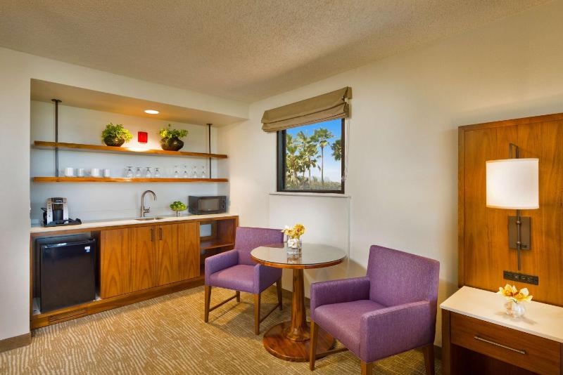 Junior King Suite with Ocean View image 3