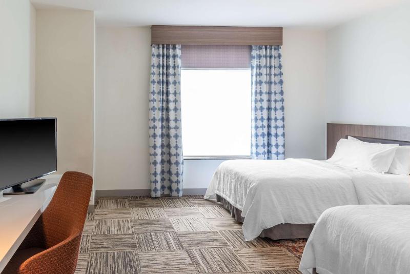Deluxe Queen Room image 3