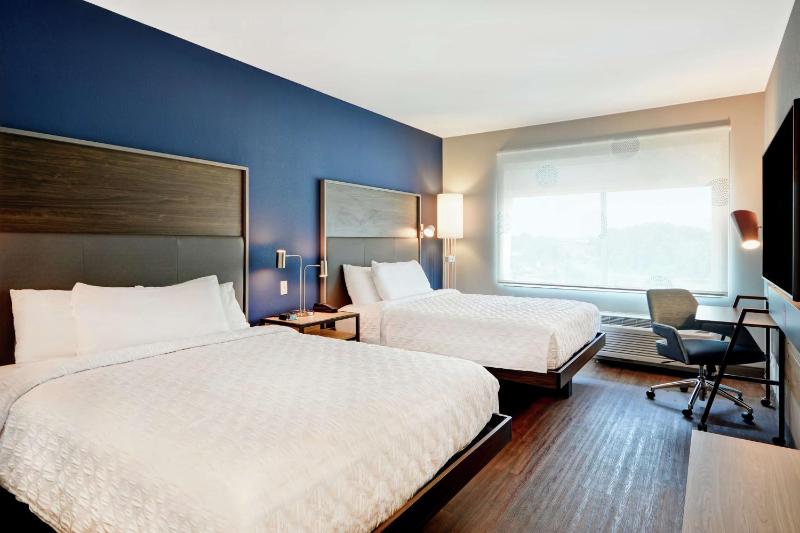 Queen Room with Two Queen Beds image 3