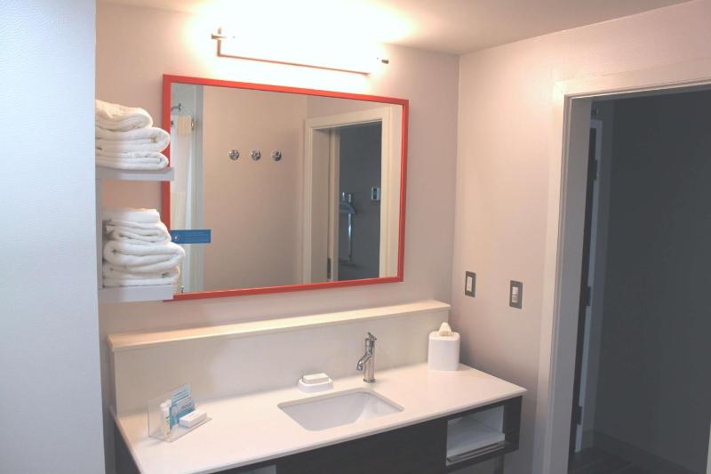 Queen Room with Two Queen Beds - Non-Smoking image 2