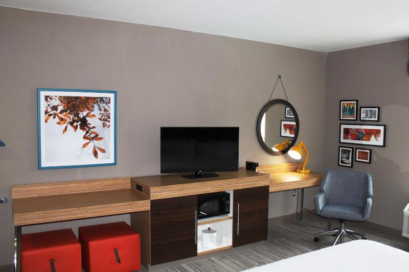 King Room with Roll-In Shower - Mobility Access/Non-Smoking image 4