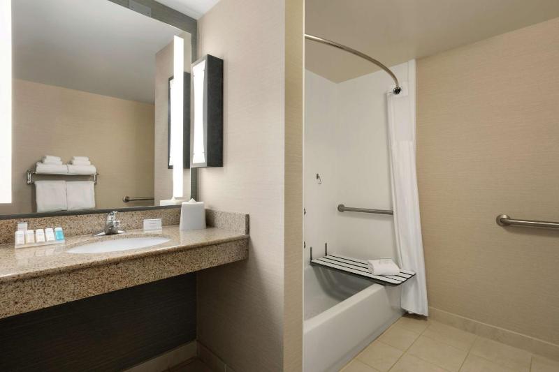 King Room with Tub - Mobility and Hearing Access image 2
