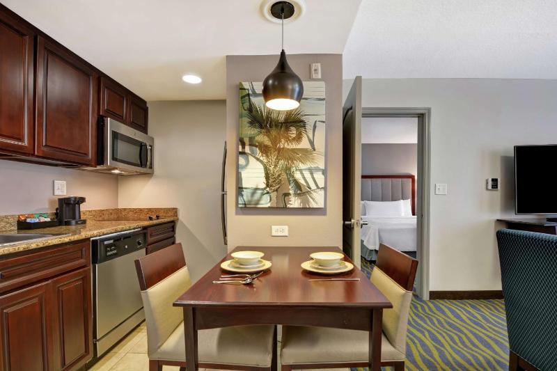 Two Bedroom Suite with One King and Two Queen Beds - Non-Smoking image 2