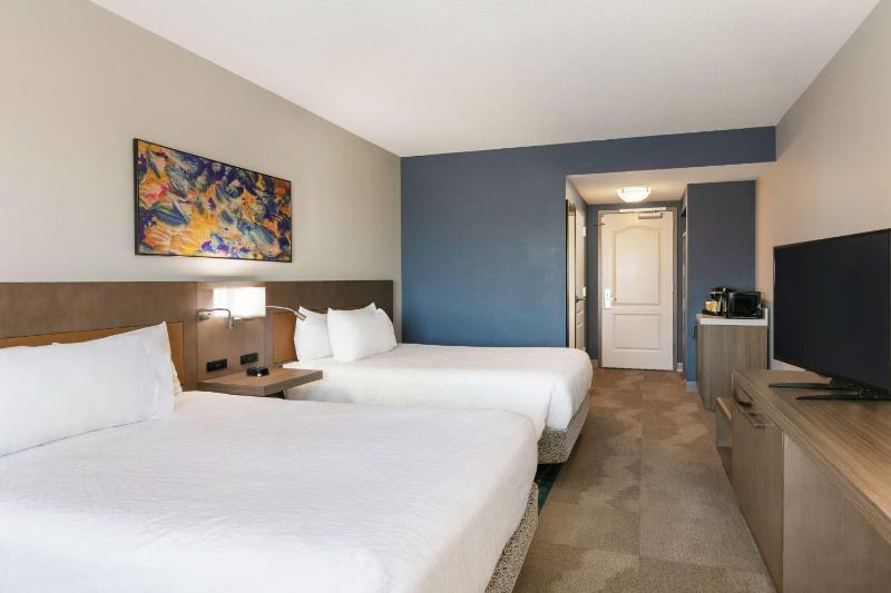 Queen Room with Two Queen Beds image 3
