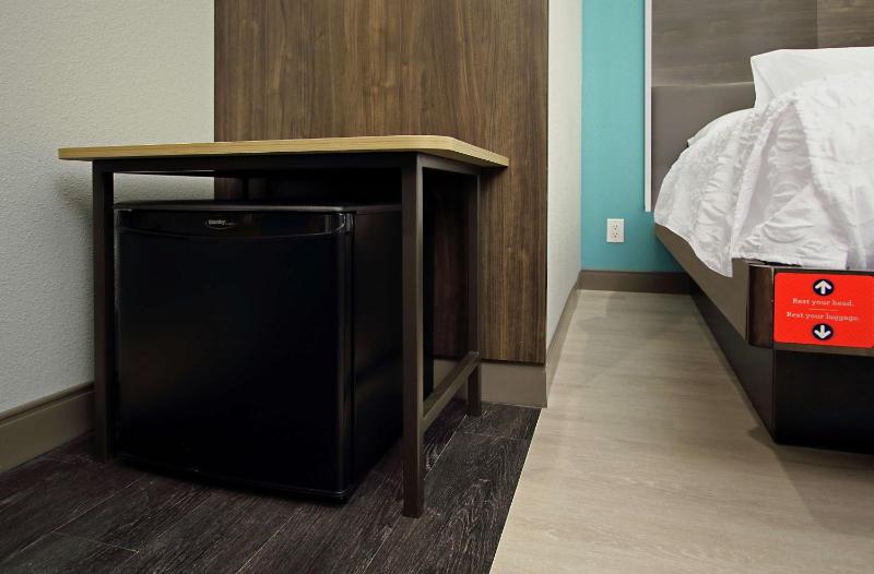 King Room with Roll-In Shower - Mobility Access image 4