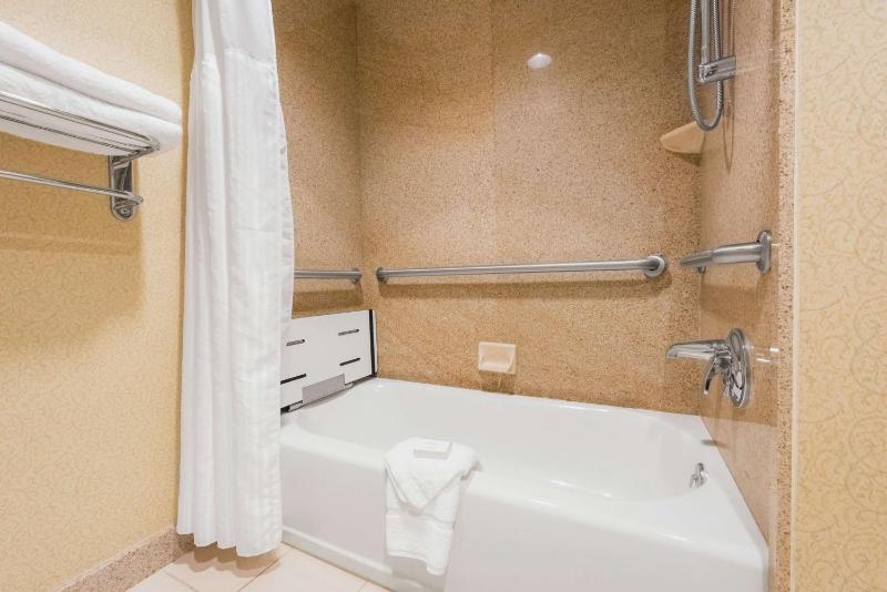Queen Room with Two Queen Beds - Mobility and Hearing Access image 2