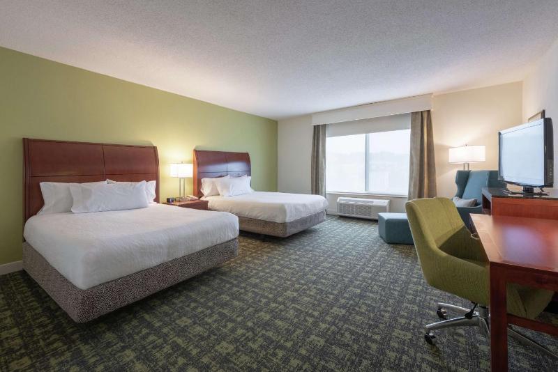 Queen Room with Two Queen Beds - Mobility and Hearing Access image 4