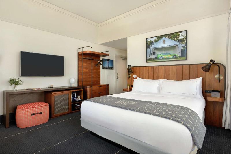 Deluxe King Room with Sofa Bed image 3