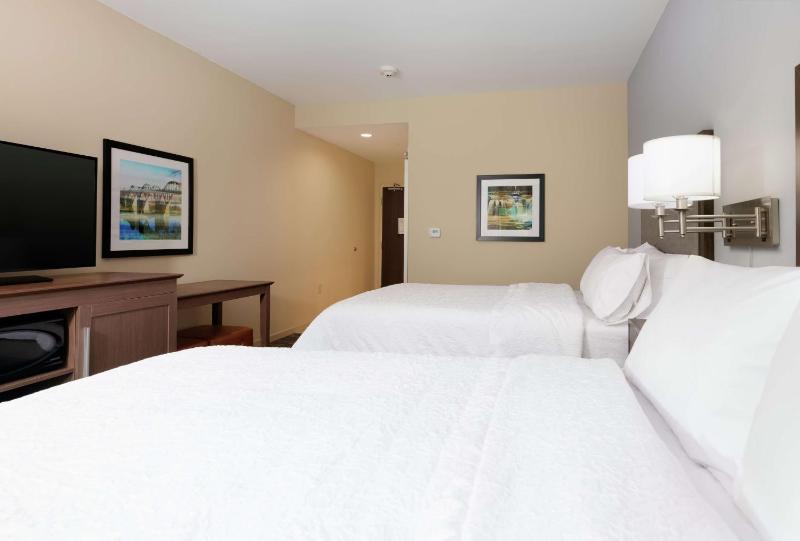 Queen Room with Two Queen Beds (4 Adults) image 4