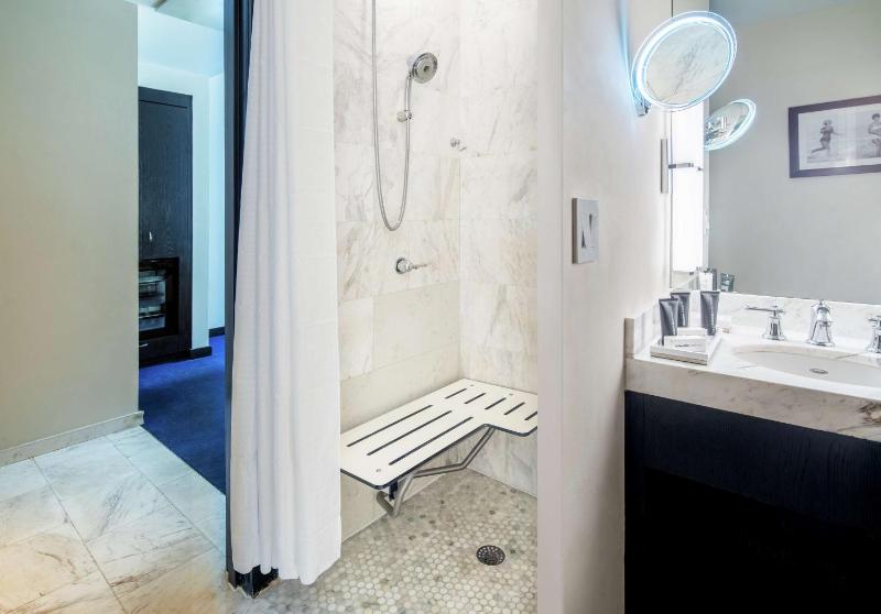 Signature Queen Room - Mobility Access image 4