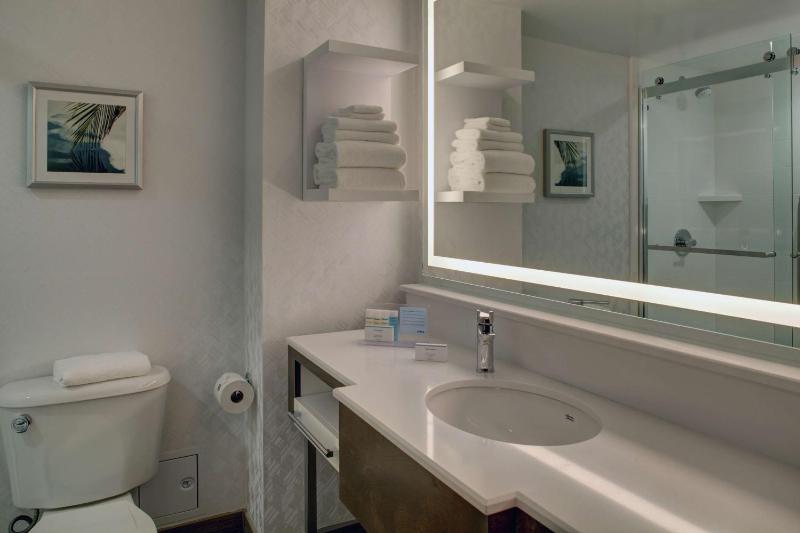 Hampton Inn & Suites Miami-Airport South-Blue Lagoon - image 2