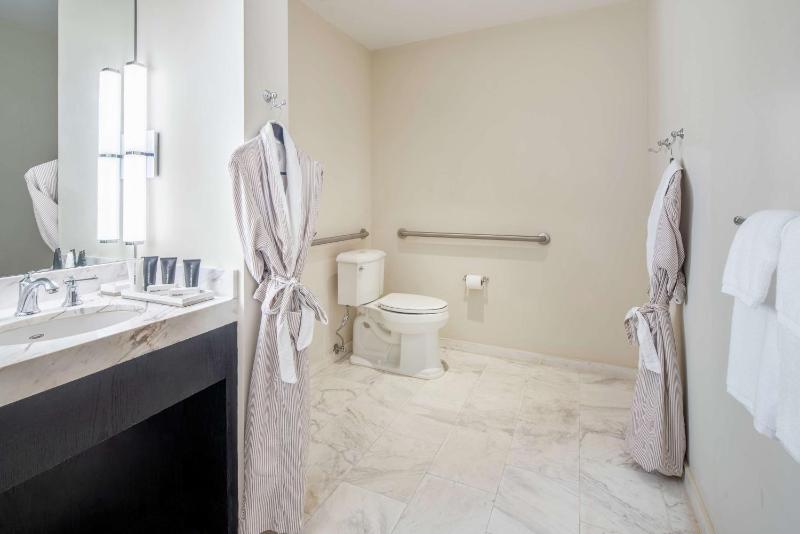 Signature Queen Room - Mobility Access image 3