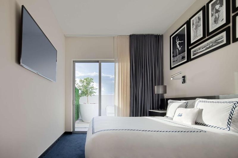 Queen Room with Terrace image 3