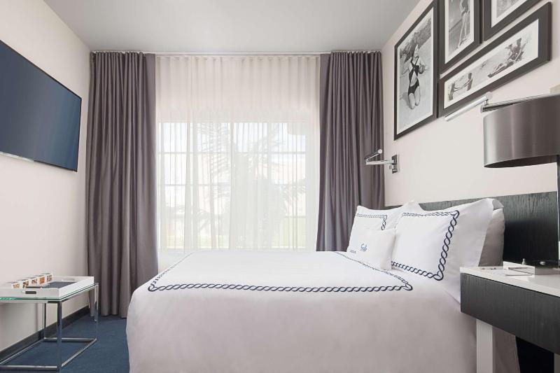 Signature Queen Room image 3