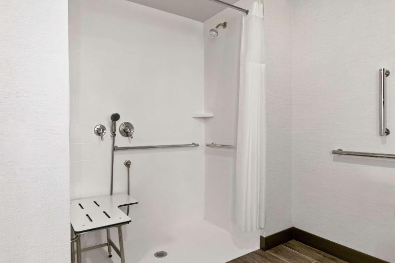 King Room with Roll-In Shower - Mobility and Hearing Access/Non-Smoking image 2