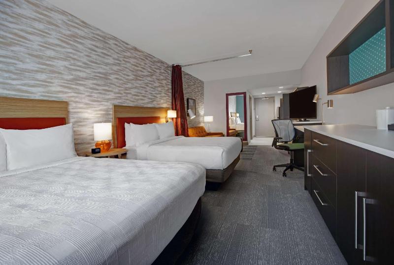 Queen Studio with Two Queen Beds - Non-Smoking image 4