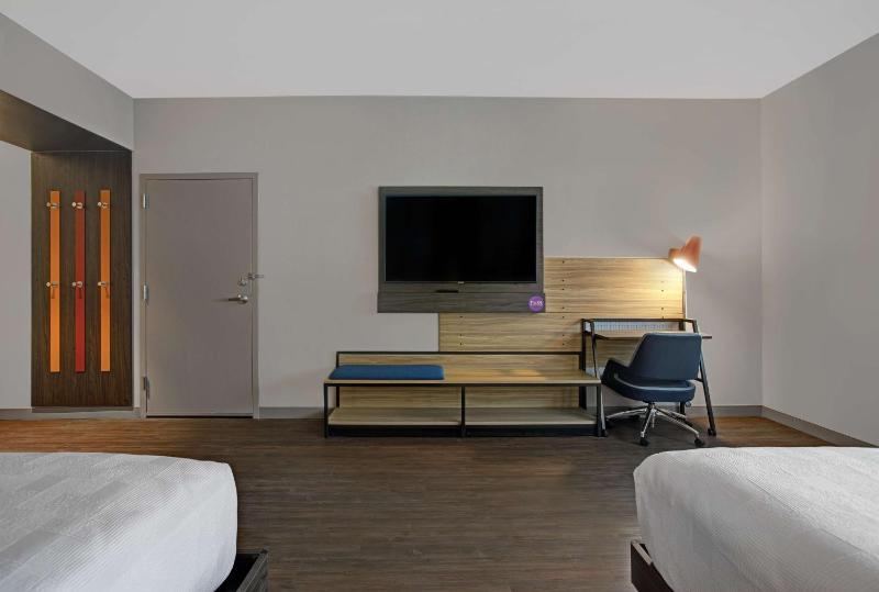 Queen Room with Two Queen Beds image 4