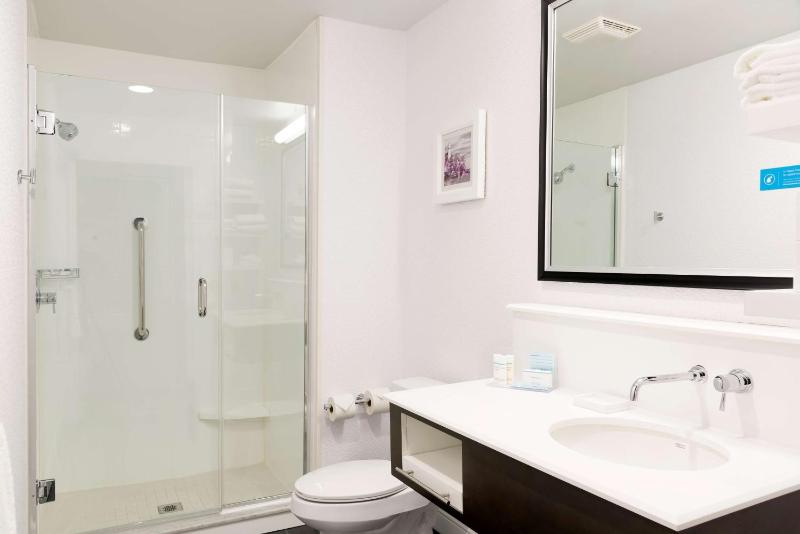 King Suite - Non-Smoking image 2