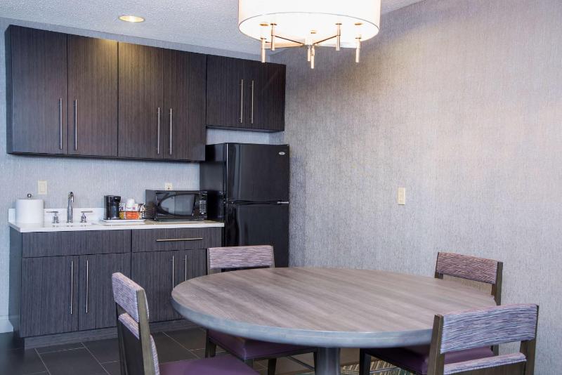 King Suite - Non-Smoking image 3
