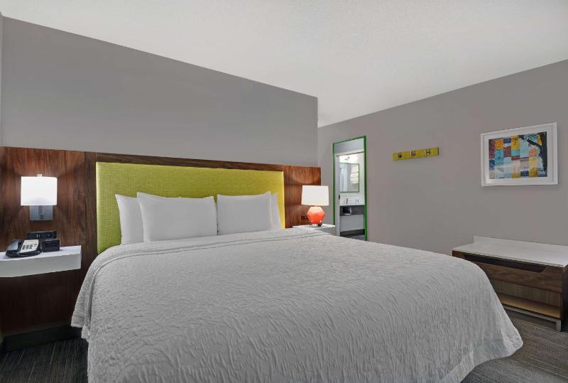 King Room with King Bed - Non-Smoking image 1