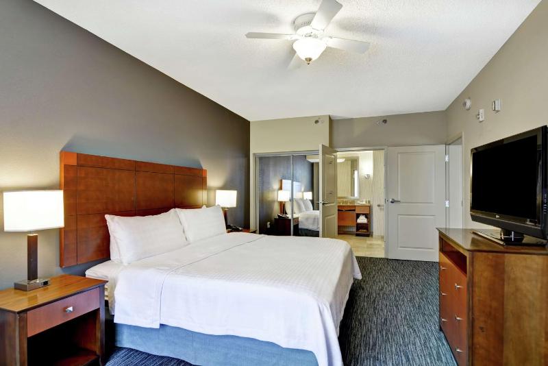 King Suite with Accessible Tub - Mobility and Hearing Access/Non-Smoking image 4