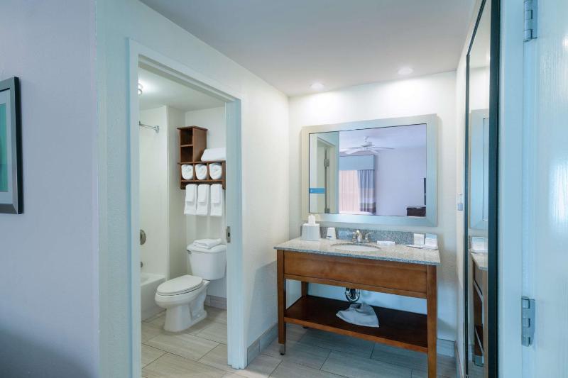One-Bedroom King Suite - Non-Smoking image 2
