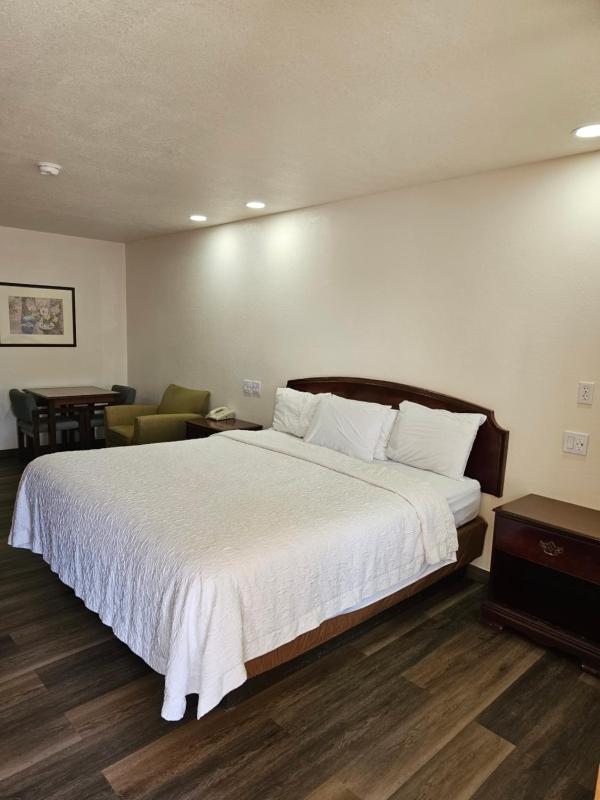 Standard King Room image 4