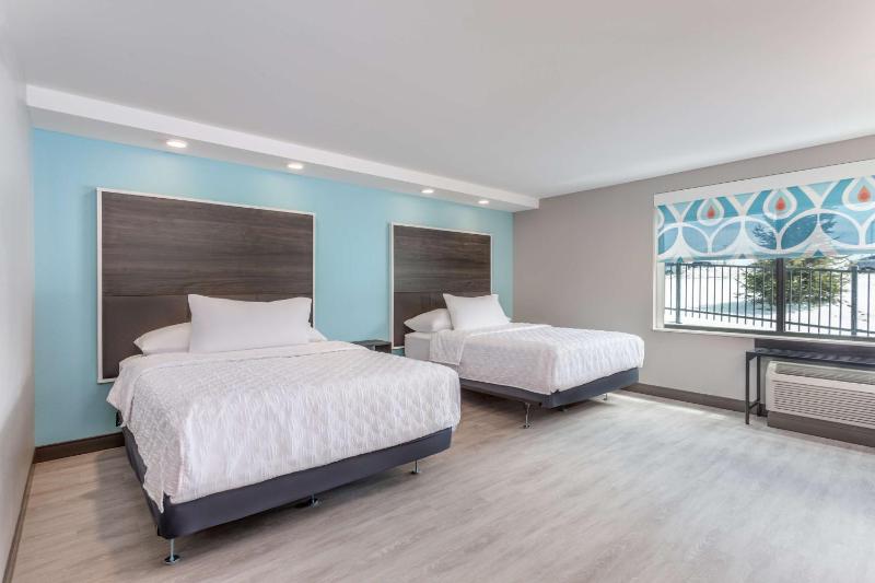 Queen Room with Two Queen Beds - Mobility Access image 4