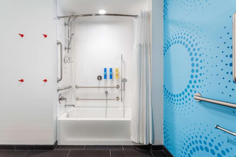 King Room with Accessible Tub - Mobility Access image 2