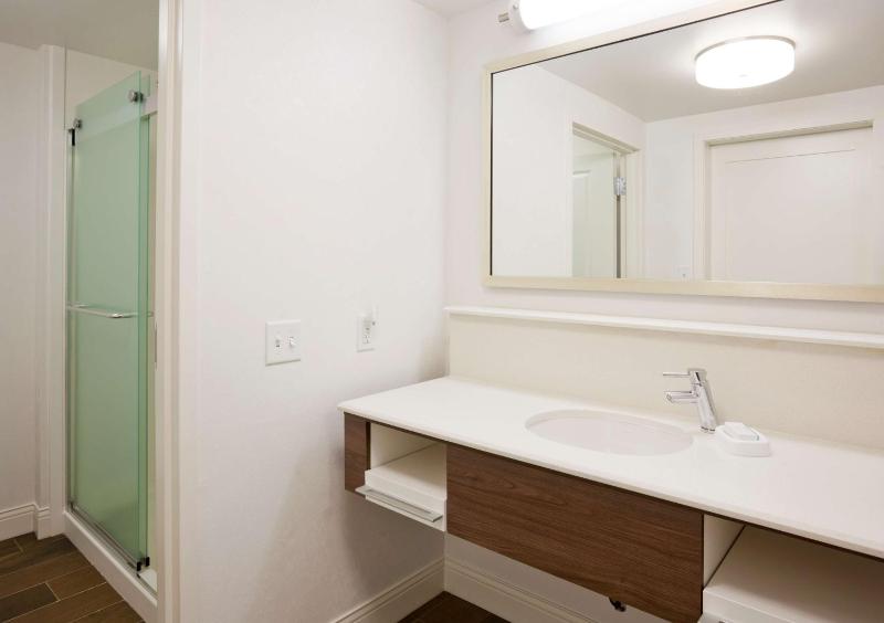 Queen Studio Suite with Two Queen Beds - Non-Smoking image 3