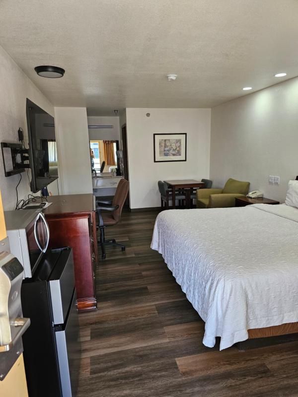 Standard King Room image 3