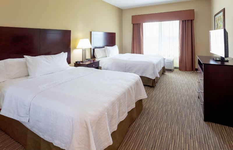 Two Bedroom Suite with One King and Two Queen Beds - Non-Smoking image 3