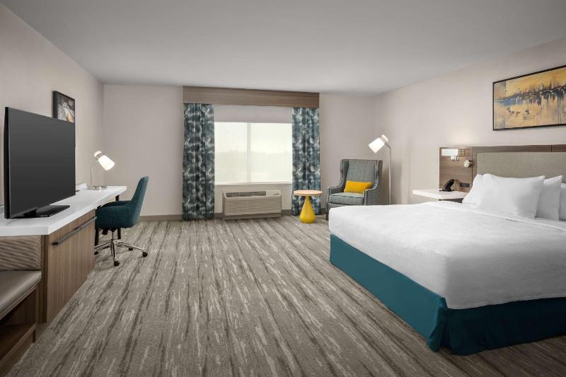 King Room with Accessible Tub - Mobility Access image 4