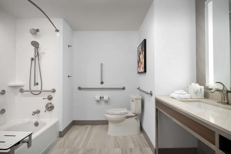 King Room with Accessible Tub - Mobility Access image 2