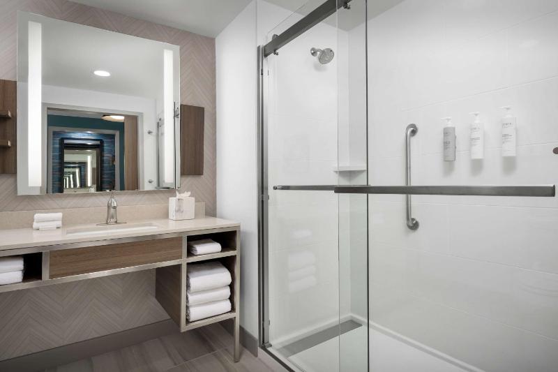 King Room with Roll-In Shower - Mobility Access image 2